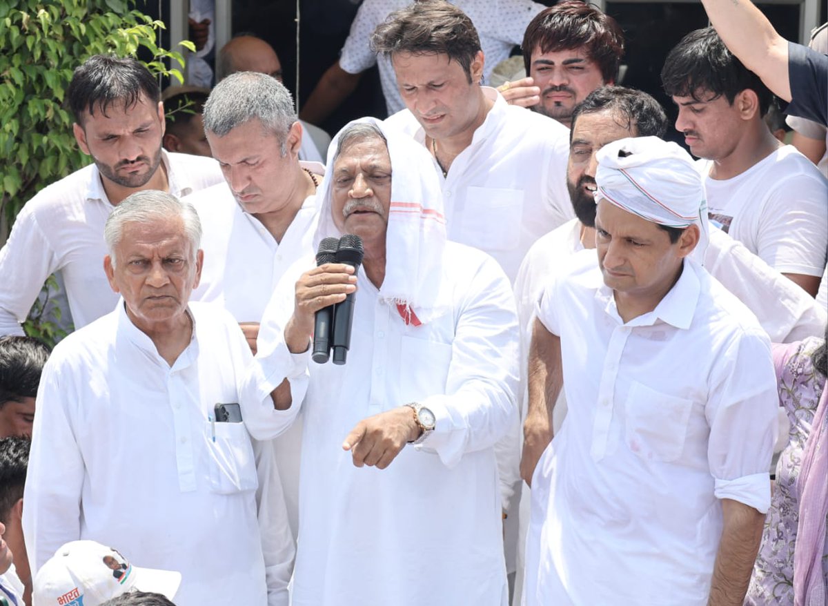 INCUdaiBhan's tweet photo. "हवाओं का रुख साफ है
जनता कांग्रेस के साथ है"

आज चरखी दादरी में कार्यकर्ता बैठक को संबोधित किया और 09 जुलाई को भिवानी में ' विपक्ष आपके समक्ष ' कार्यक्रम के लिए आह्वान किया। https://t.co/7FSDpwM354