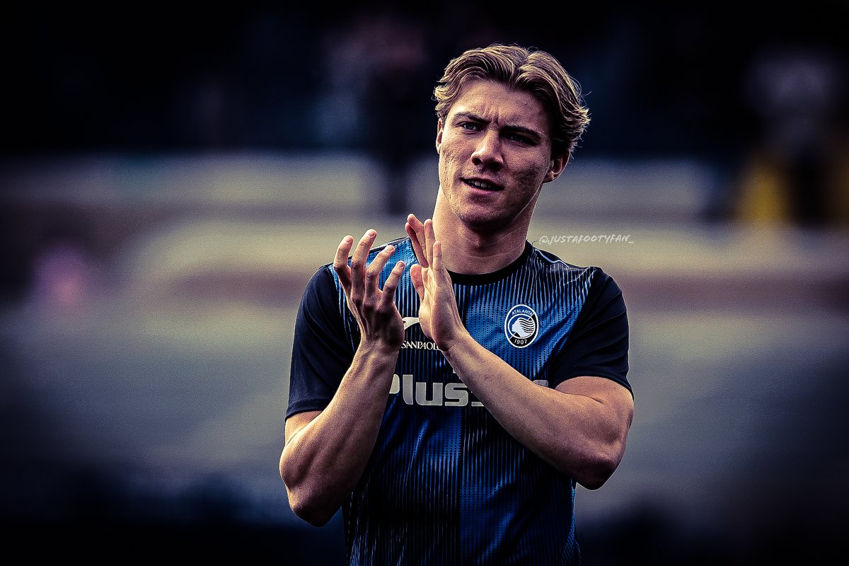 Okay, the deal seems to be “hotting up” for Rasmus Hojlund to #MUFC

What exactly should we expect out of him?

He started his professional career at Kobenhavn in the 20-21 season after scoring 15 and assisting 3 in the u19 division which earned him a callup to the main team