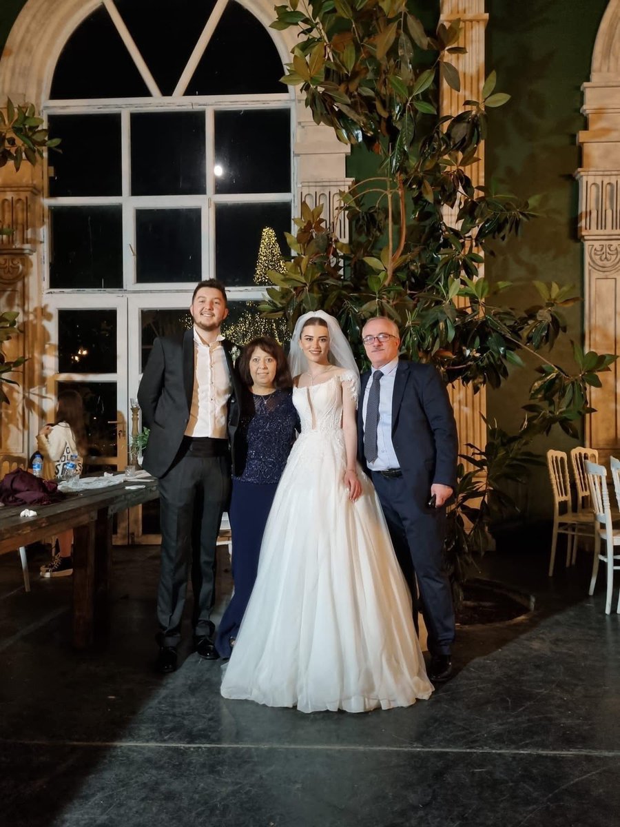 Biricik Kızım Dilsude İlayhan ile kıymetli evladım Anıl Cem'in düğün merasimlerini gerçekleştirdik.

Bu mutlu günümüzde uzaktan yakından katılan, arayarak ve mesajla tebrik eden bütün dostlarıma teşekkür ederim. 

Kıymetli evlatlarıma ömür boyu mutluluklar dilerim.