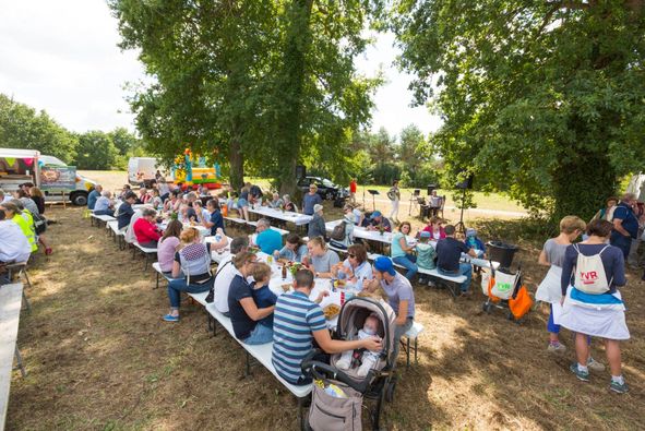 vvrvaldeloire's tweet photo. Et si vous profitiez du week-end pour vous inscrire à la prochaine édition de VVR ?! 😉
🤩 Rendez-vous les 2 & 3 septembre prochain pour fêter les 20 ans de l'événement !
✅ Quelques places sont encore disponibles sur https://t.co/V4mJzLBrlO 🍇 #vvrvaldeloire #vvr23 https://t.co/uzwJ25btox