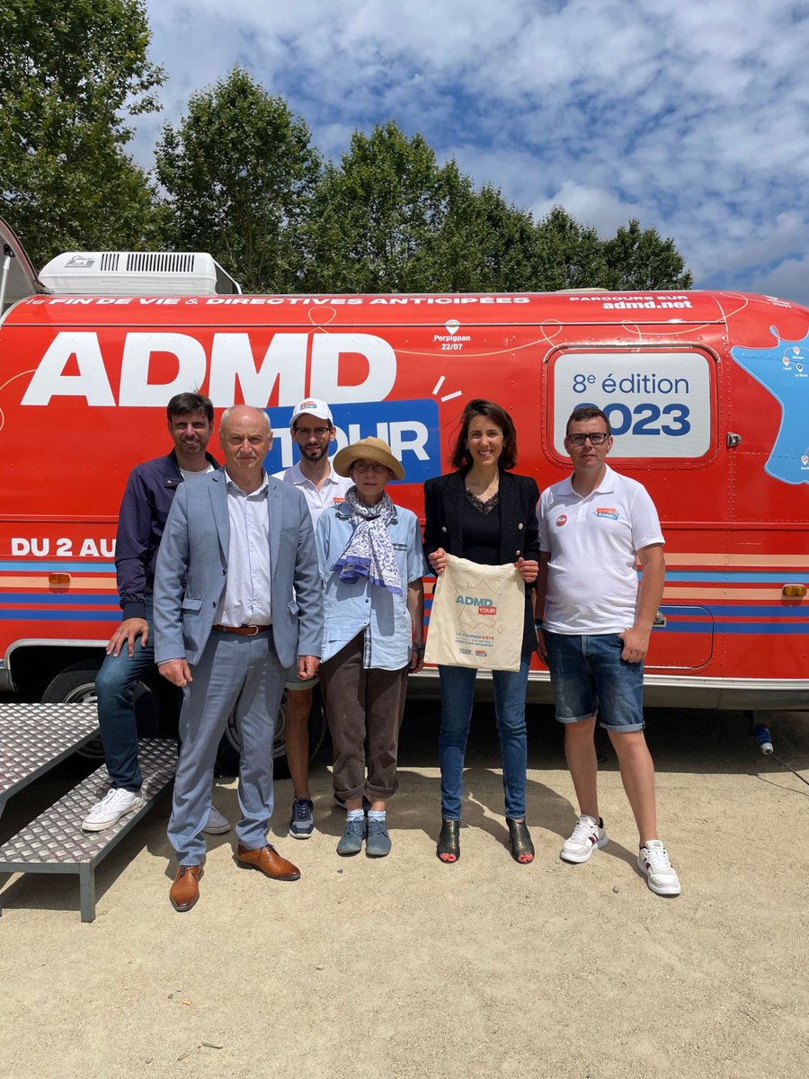 #Laval 🚌 #AdmdTour A chaque étape de la tournée, une équipe motivée est présente sur place afin de  renseigner les Françaises et Français sur la #FindeVie et sur les dispositifs existants actuellement, notamment la rédaction des directives anticipées et la désignation des