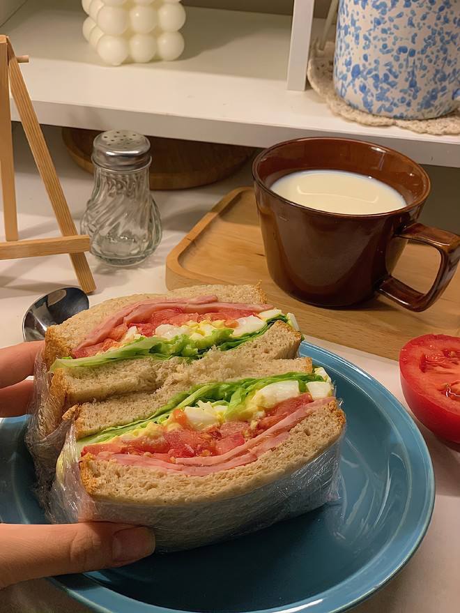 gracelala337's tweet photo. All you need is love and a delicious sandwich. https://t.co/EE5TvKYgaC