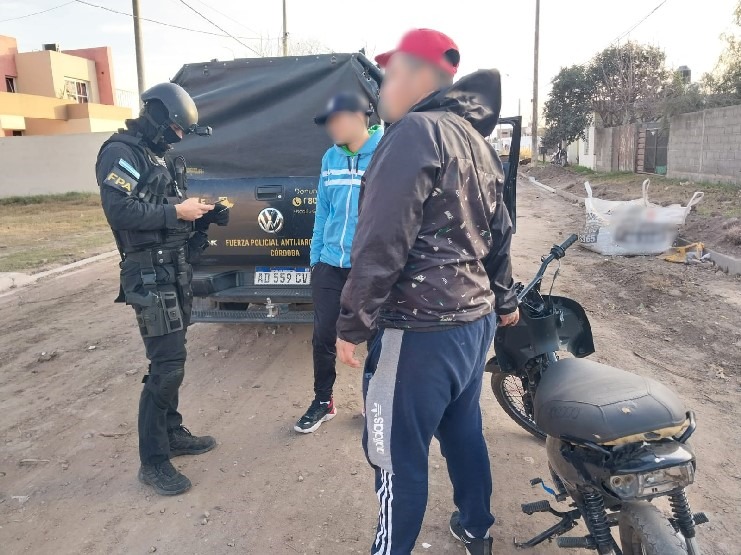 FPAcba's tweet photo. 🚨👮🏻‍♂️Personal de la #FPA 🦅  efectuó controles antinarcóticos 🚔 en barrios y espacios verdes de las siguientes localidades del departamento #SanJusto:
✅ San Francisco
✅ Arroyito
✅ El Fuertecito
✅ El Tio
✅ La Francia
✅ Devoto
✅ Morteros
✅ Brinkmann
✅ Freyre
✅ Porteña https://t.co/tsRZDMphHt