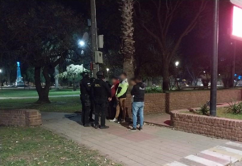 FPAcba's tweet photo. 🚨👮🏻‍♂️Personal de la #FPA 🦅  efectuó controles antinarcóticos 🚔 en barrios y espacios verdes de las siguientes localidades del departamento #SanJusto:
✅ San Francisco
✅ Arroyito
✅ El Fuertecito
✅ El Tio
✅ La Francia
✅ Devoto
✅ Morteros
✅ Brinkmann
✅ Freyre
✅ Porteña https://t.co/tsRZDMphHt