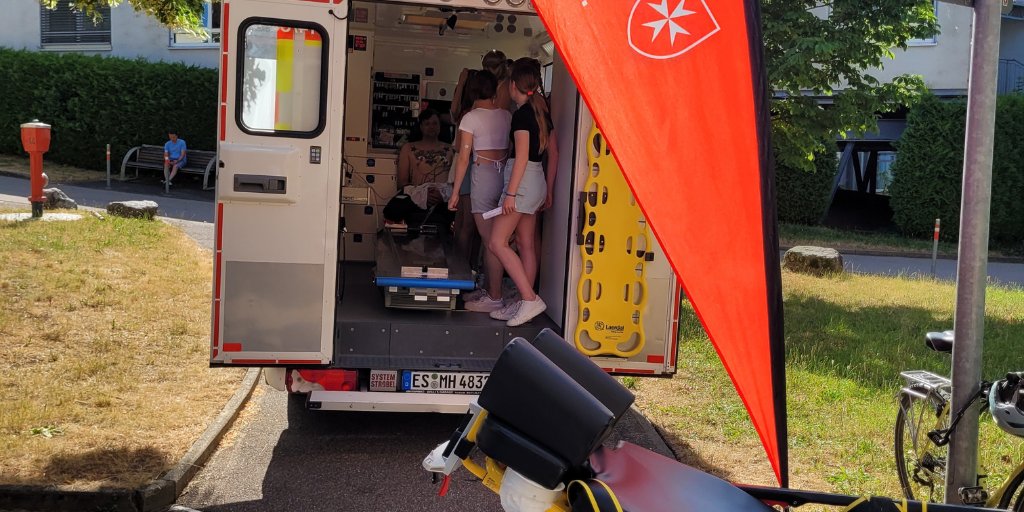 KlinikumES's tweet photo. 👉 Reanimationstraining „Schüler retten Leben“ 🧡

120 Schüler und Schülerinnen haben Ende Juni mit großem Engagement am Reanimationstraining „Schüler retten Leben“ teilgenommen. Es ist nie zu früh, Reanimation zu üben! https://t.co/5VoYWrAzDX