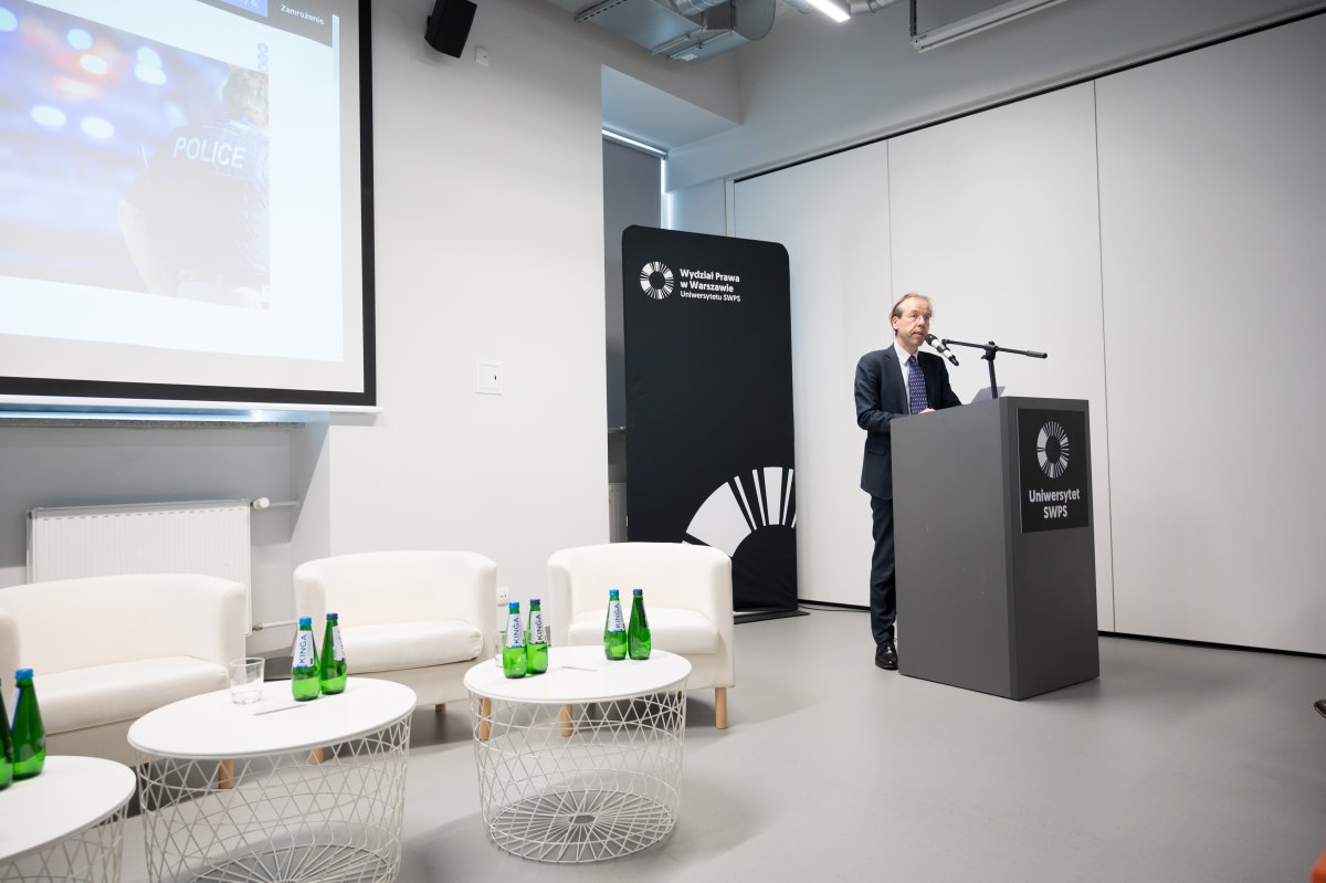 SWPSUniversity's tweet photo. Nadzór nad policją w kontekście przestrzegania praw człowieka - to temat seminarium organizowanego przez Wydział Prawa #UniwersytetSWPS @Adbodnar i @BelgiumInWarsaw. Wydarzenie otworzyli: Rektor #UniwersytetSWPS prof. Roman Cieślak i Ambasador Belgii Rik Van Droogenbroeck. https://t.co/iRvkl3HTV4