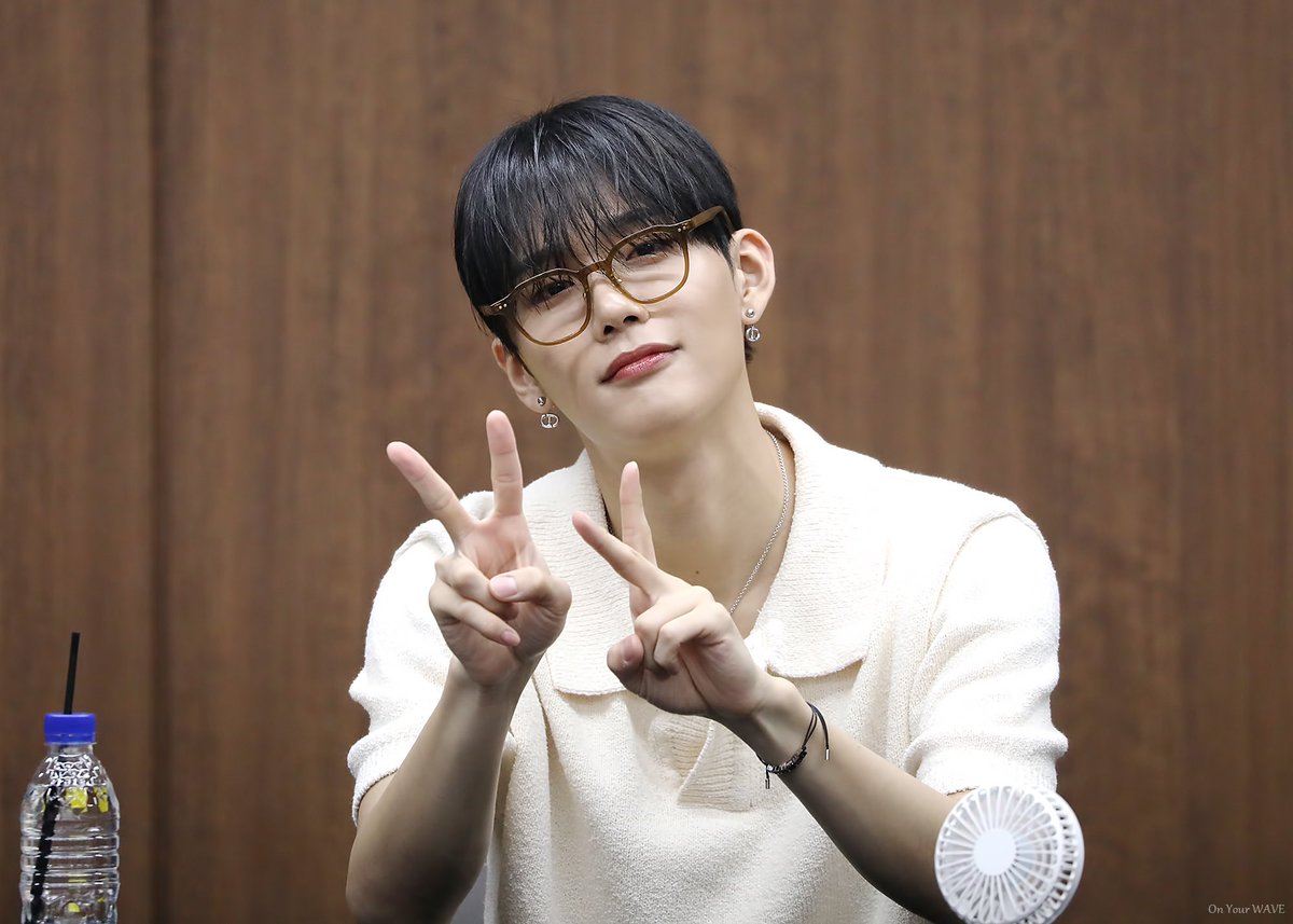on_your_wave_'s tweet photo. 230702 디마뮤
👍🏻✌🏻
   💛

#CIX #승훈 #김승훈 #KIMSEUNGHUN #SEUNGHUN #スンフン #씨아이엑스 
#오늘의승훈이 #on_your_wave_sh https://t.co/ZcsnLouYhA