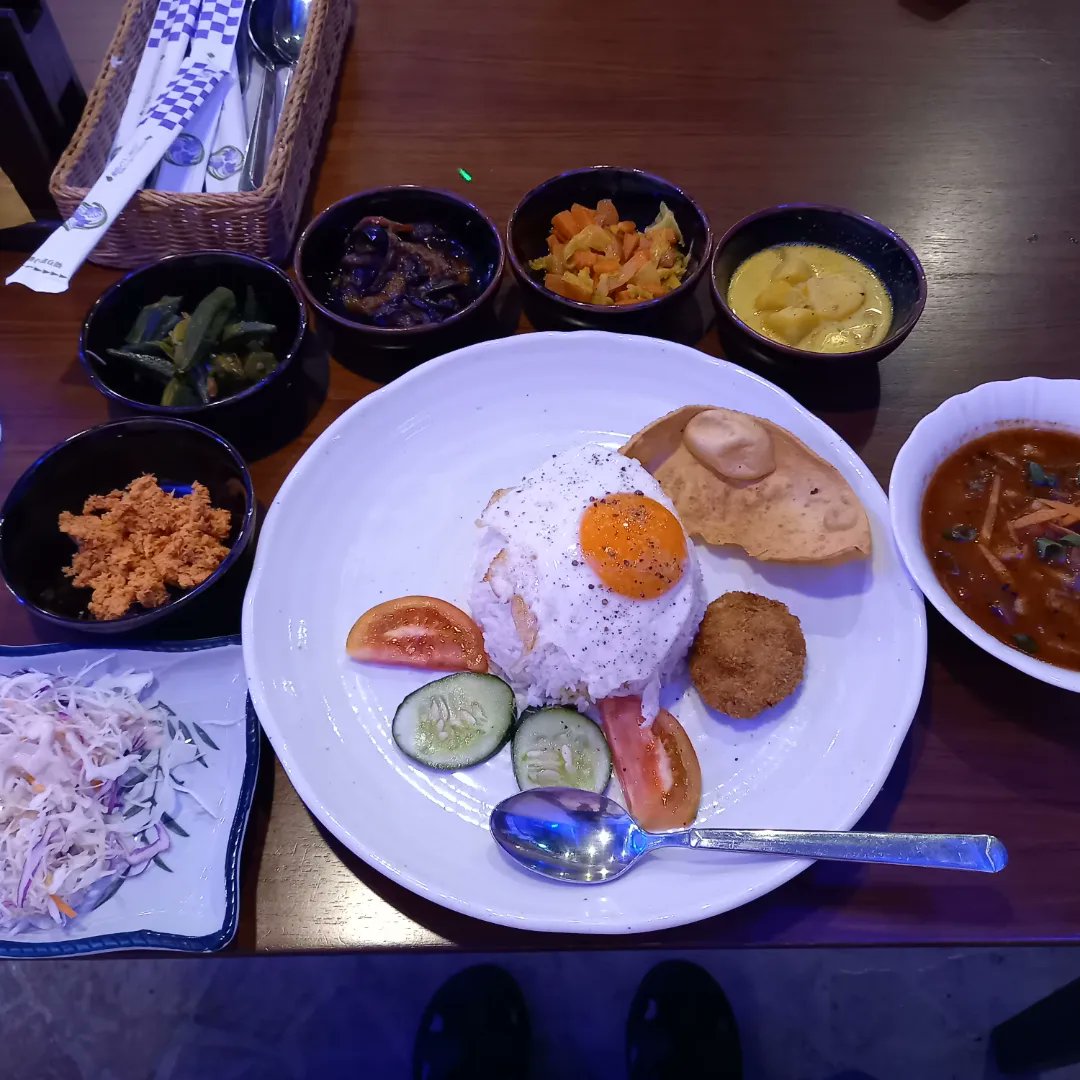 uirou33's tweet photo. 名古屋でやっとまた行きたくなるスリランカ料理店が出来た😆
コスパ抜群のライス&amp;カレー。
これで1000円🎶

名古屋駅西口「セイロンママ」 https://t.co/Hh5mc4Itr6