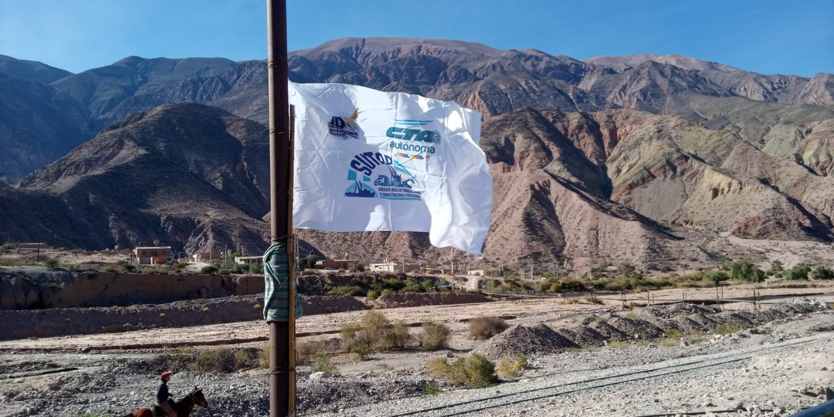 CTAABuenosAires's tweet photo. Solidaridad con el pueblo jujeño

La CTAA presente en #Jujuy acompañando la lucha de lxs trabajadorxs, estuvieron en el #CampamentoPorLaSoberanía el sec Gral de la CTA-A #Avellaneda, Gabriel Aguiar, y el sec de DDHH de la @CTAAutonoma, Adolfo Barja

👉 https://t.co/1yMsJxLEMK https://t.co/lktHTqFfqr