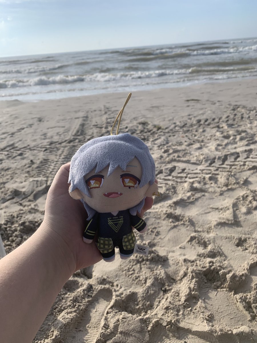 misuminuis's tweet photo. at the beach (again) https://t.co/lLDaKTsbnZ