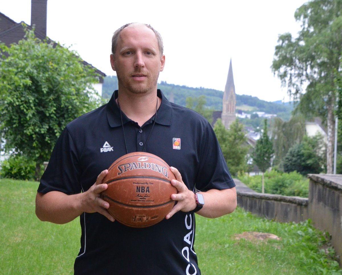 tvob_blackflyz's tweet photo. Maximilian #Steeb wird neuer Cheftrainer der Regionalliga-Basketballer des TVO #Biggesee.
Zur Nachricht: 👇
https://t.co/JqINKspIdw
Herzlich Willkommen in unserer #BlackFlyz-Familie, Maximilian!
🏀❤️
#Basketball #Olpe #Siegen https://t.co/GKWrofkzE1