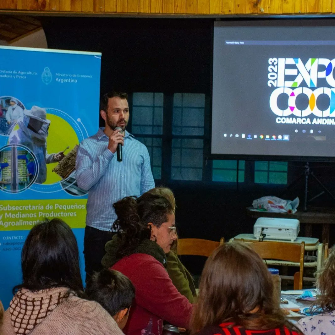 Nuestro proyecto político es seguir generando más y mejor trabajo, trabajo cooperativo con solidaridad y organización. 

Gracias compañero @licjuanperalta por acompañarnos en esta ExpoCoop. De la mano del cooperativismo, vamos a poner #ArribaChubut.