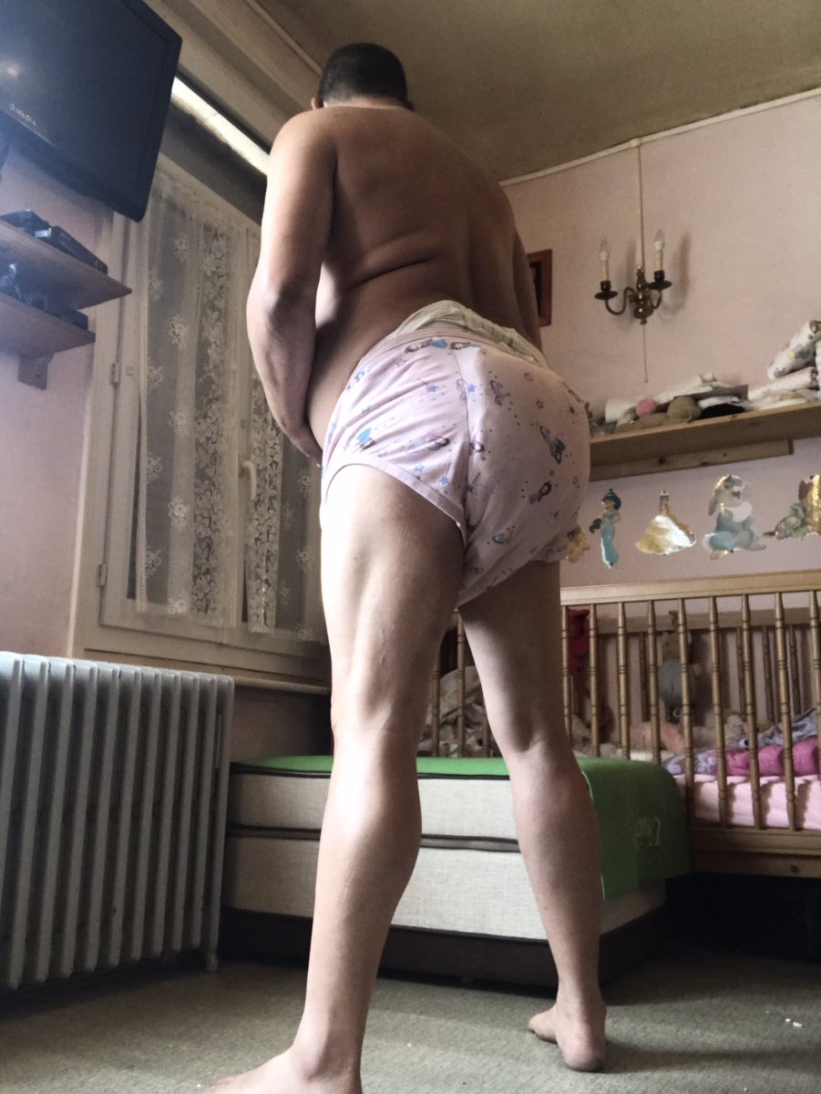 Ready to go to my workshop and the garden - Pret pour aller a mon atelier et au jardin 
#abdl #diaperboy #exposure #Retweeet