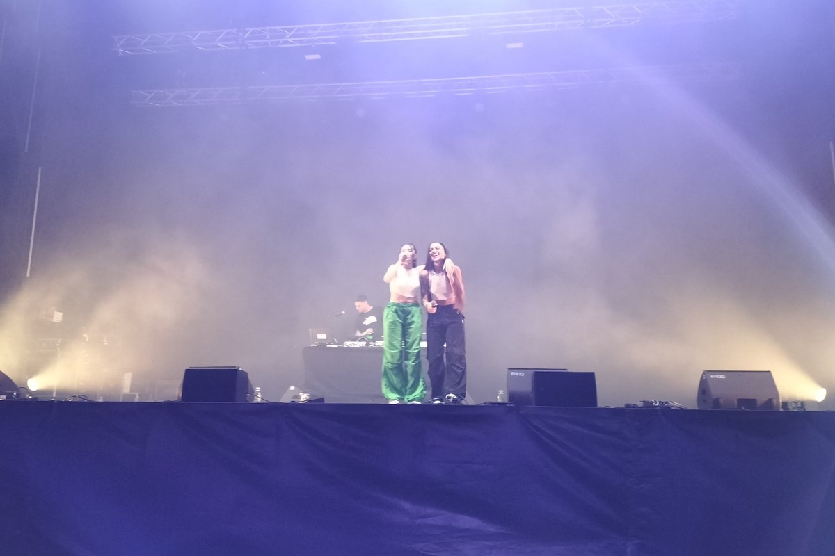 concellodeames's tweet photo. 🎶 Centos de persoas gozaron o pasado venres da XII edición do festival #Millarock! 

✅ O evento chegou a congregar arredor de 1.500 persoas.

🔊 Participaron na loxística un total de 17 empresas, a maioría radicadas en #Ames.

🔗 https://t.co/3dYP7mzXo5

#SomosAmes #AmesCultura https://t.co/OooKwNgWSv