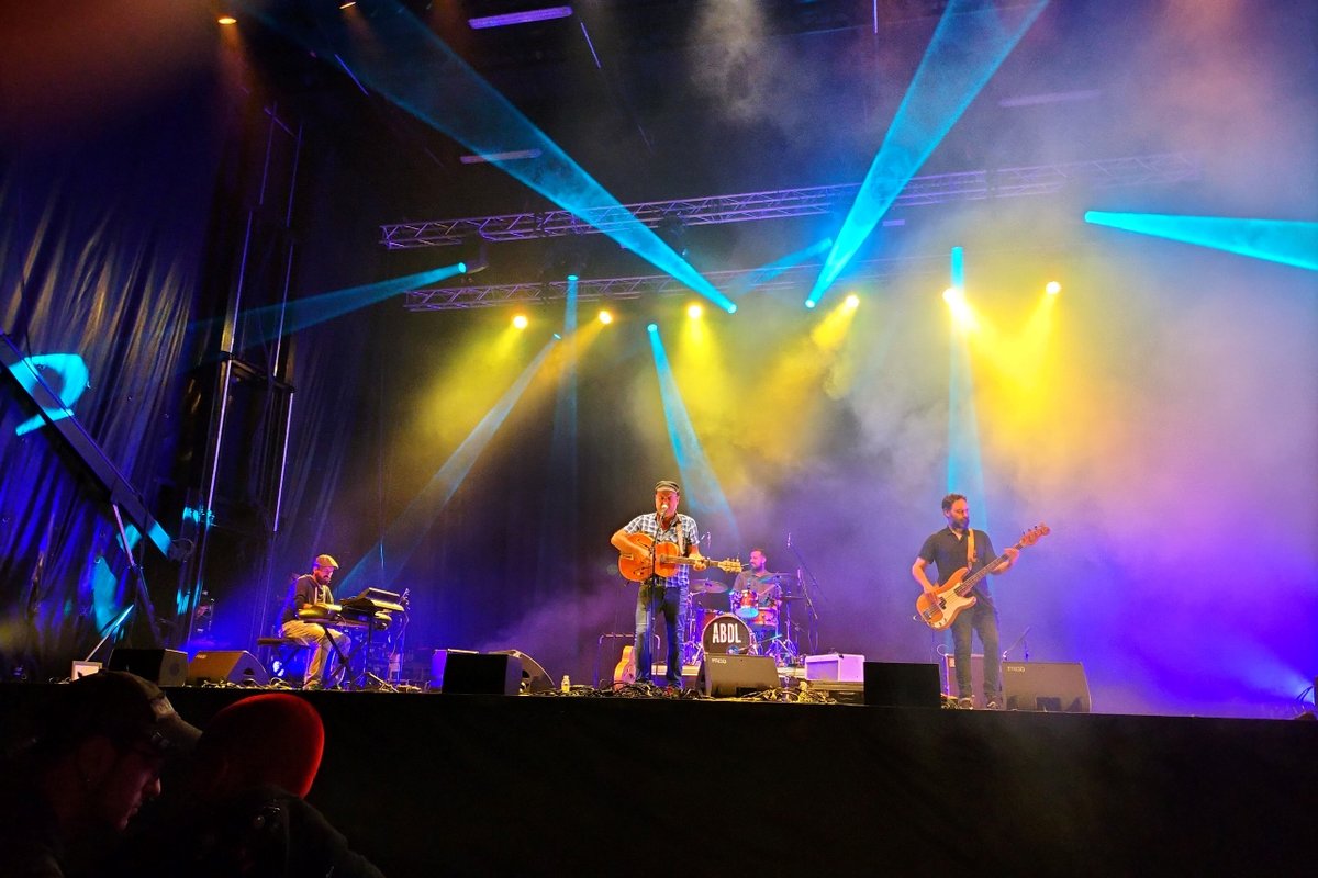 concellodeames's tweet photo. 🎶 Centos de persoas gozaron o pasado venres da XII edición do festival #Millarock! 

✅ O evento chegou a congregar arredor de 1.500 persoas.

🔊 Participaron na loxística un total de 17 empresas, a maioría radicadas en #Ames.

🔗 https://t.co/3dYP7mzXo5

#SomosAmes #AmesCultura https://t.co/OooKwNgWSv