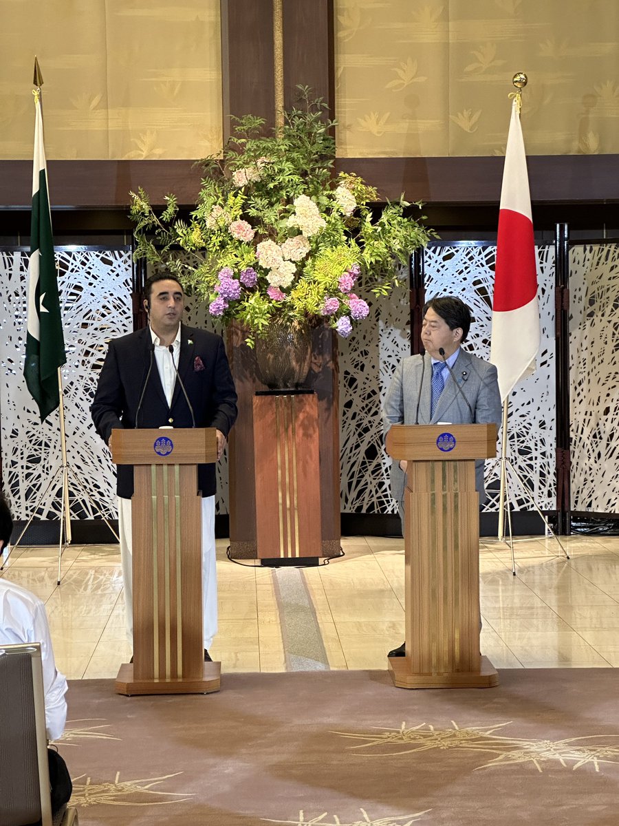 BBhuttoZardari's tweet photo. Addressed a joint press stakeout with 🇯🇵 FM @hayashi09615064. Agreed to explore coop. in solarization, desalination, water purification, housing &amp; infrastructure projects in flood affected areas. Also agreed to conduct Japanese language test in 🇵🇰 to facilitate labor mobility. https://t.co/rwndHPD3gV