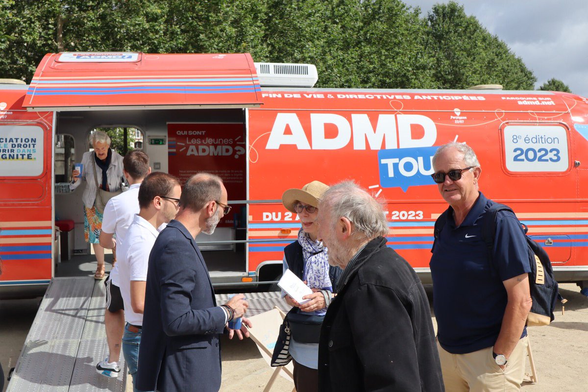 Encore une belle étape aujourd’hui à #Laval pour la tournée d’été des @jeunesadmd avec @MichelNeveu6, délégué @ADMDFRANCE pour la #Mayenne ! 🚌 Ils seront demain mardi à #Alençon et je les retrouverai à #CharlevilleMezières vendredi ! #AdmdTour #FindeVie #DirectivesAnticipées