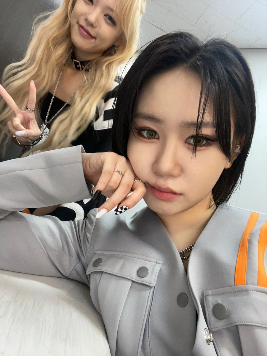Lapillus_twt's tweet photo. 양양 유에~ 마이 친구 마이 자기 생일 축하해💟
유일한 내 친구 우리 04즈 뽀에버 하자 
항상 사랑하구 또 사랑혀 😖❤️❤️

#Lapillus #라필루스 #Bessie #베시 https://t.co/YVqBrdQE8K