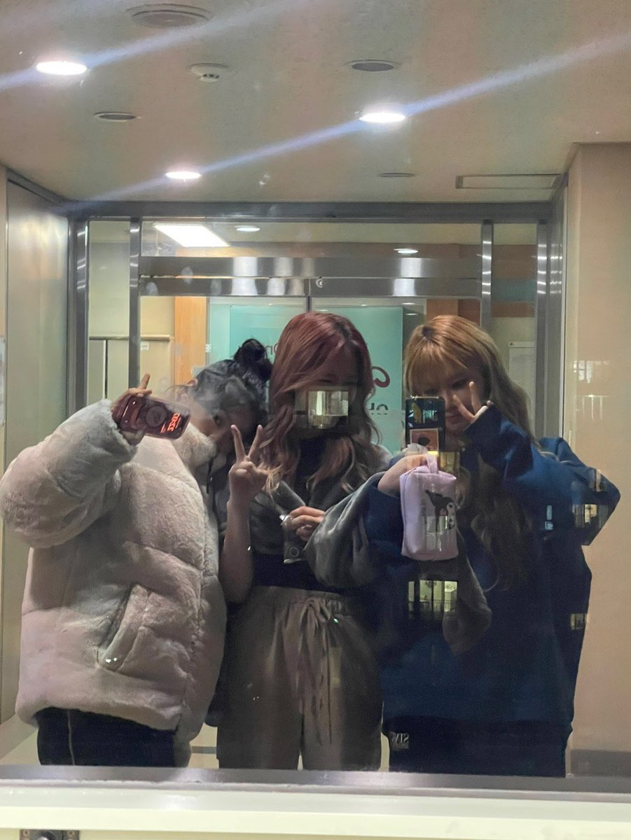 Lapillus_twt's tweet photo. 양양 유에~ 마이 친구 마이 자기 생일 축하해💟
유일한 내 친구 우리 04즈 뽀에버 하자 
항상 사랑하구 또 사랑혀 😖❤️❤️

#Lapillus #라필루스 #Bessie #베시 https://t.co/YVqBrdQE8K