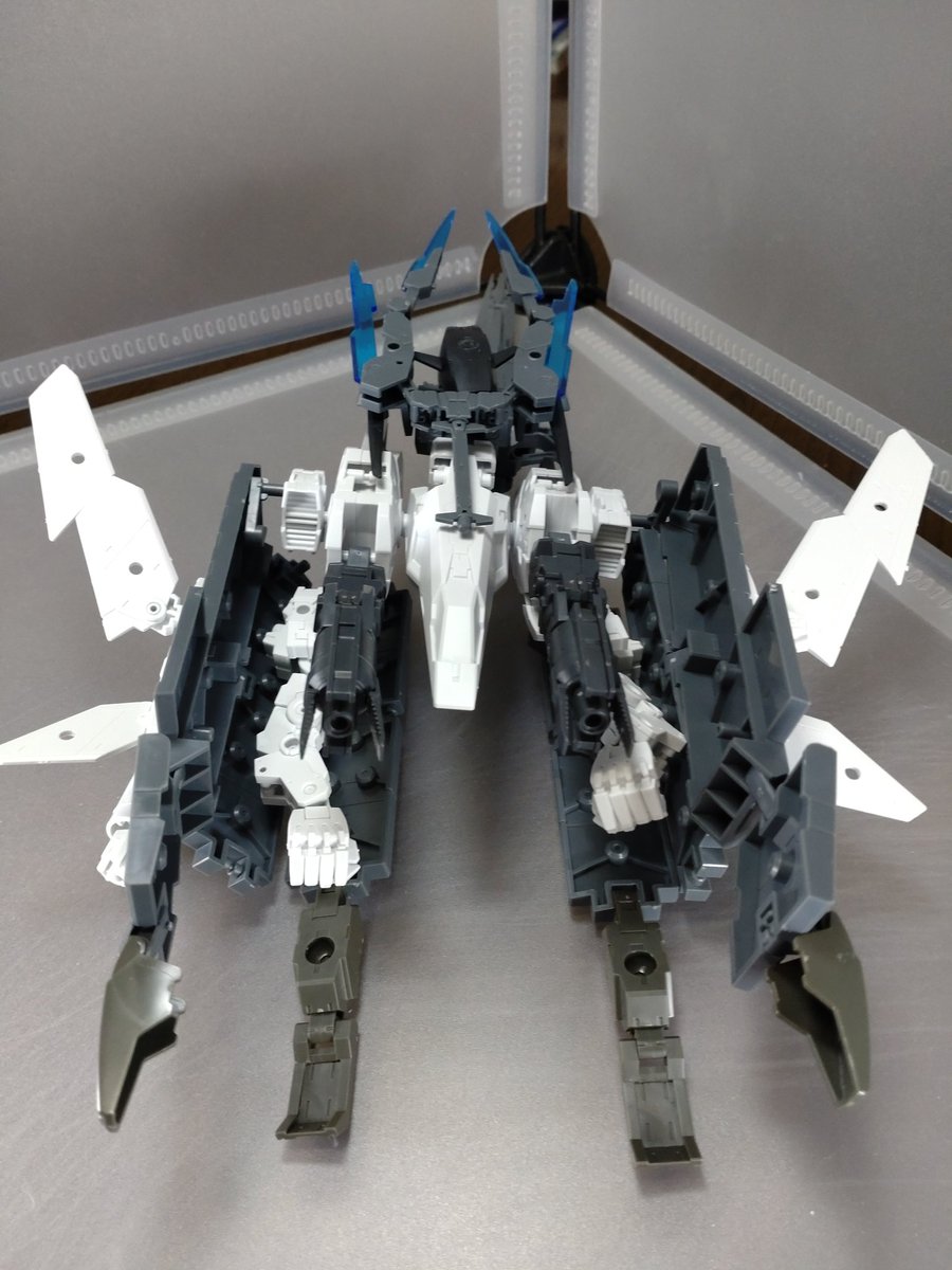 LECROSSBONES's tweet image. #30MM
#30MM古代都市戦 
#30MM地球連合軍
鴻鵠
連合軍の試作型エグザビークル
「特殊な改造をせず一般機体に大型機体レベルの性能を与える」事をコンセプトとしそれに必要な装甲・武装をパッケージングした機体
戦場に飛来し瞬時に展開、合体し強化外骨格として機能する。