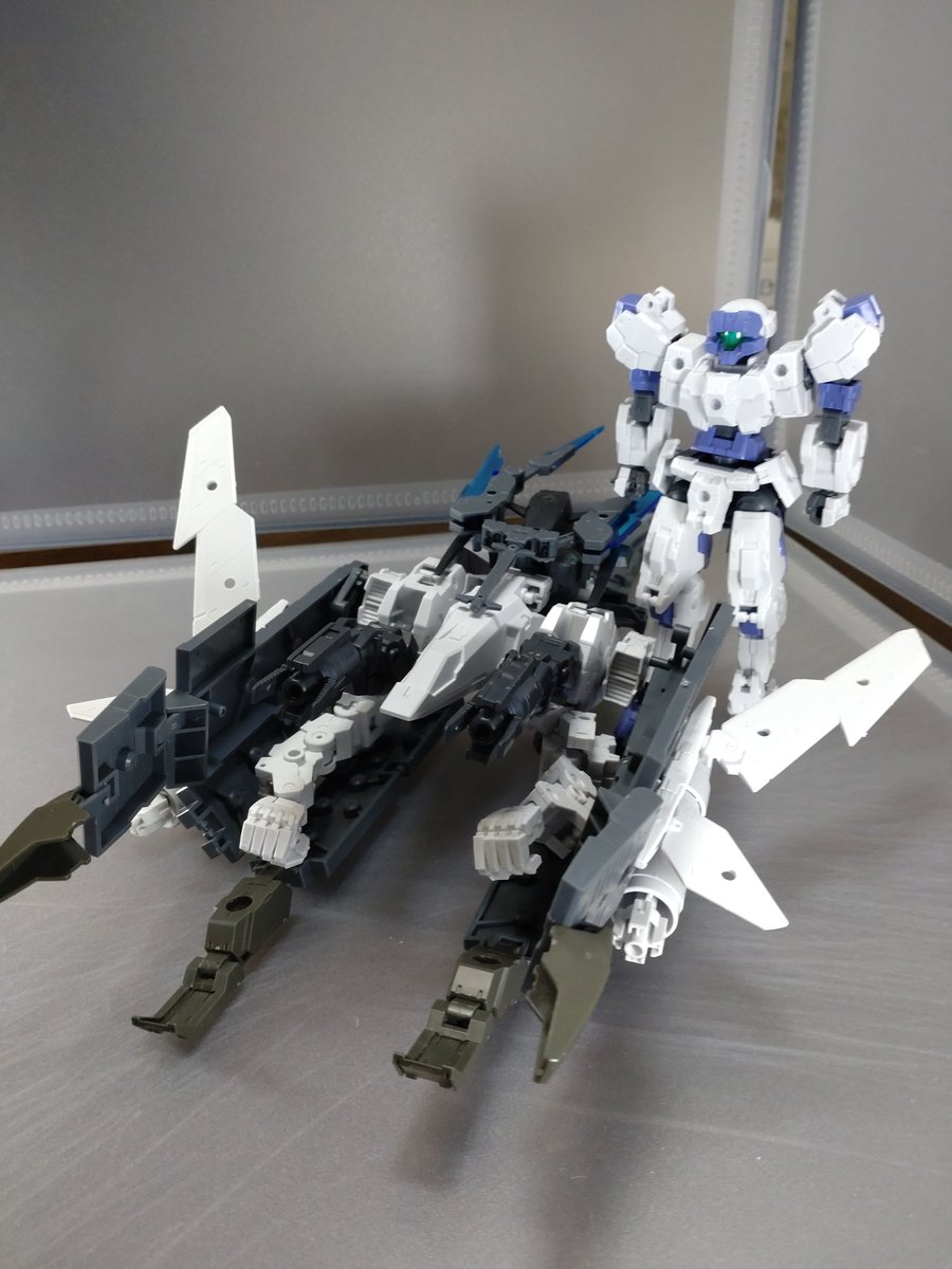 LECROSSBONES's tweet image. #30MM
#30MM古代都市戦 
#30MM地球連合軍
鴻鵠
連合軍の試作型エグザビークル
「特殊な改造をせず一般機体に大型機体レベルの性能を与える」事をコンセプトとしそれに必要な装甲・武装をパッケージングした機体
戦場に飛来し瞬時に展開、合体し強化外骨格として機能する。