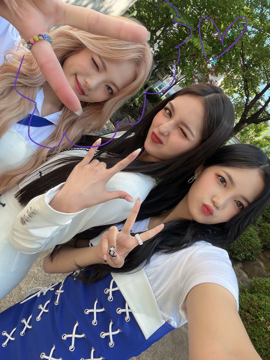 Lapillus_twt's tweet photo. 유에언니 굉장히 광장히 생일 축하햄!!💜💜
라필루스의 분위기 메이커가 되어줘서 너무 고마워요💖
언니의 밝은 모습보면 나까지 진짜 행복해진다궁☺️
그래두 항상 밝은모습만 보여주지않아도 되고 힘들 땐 나한테 다 말해요오!!
내가 다 들어줄껭👍
I love you💜💜💜💜 https://t.co/8CEXI9TJUr