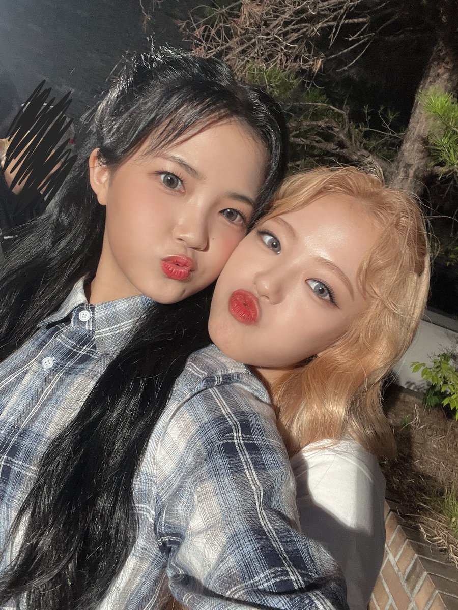 Lapillus_twt's tweet photo. 유에언니 굉장히 광장히 생일 축하햄!!💜💜
라필루스의 분위기 메이커가 되어줘서 너무 고마워요💖
언니의 밝은 모습보면 나까지 진짜 행복해진다궁☺️
그래두 항상 밝은모습만 보여주지않아도 되고 힘들 땐 나한테 다 말해요오!!
내가 다 들어줄껭👍
I love you💜💜💜💜 https://t.co/8CEXI9TJUr