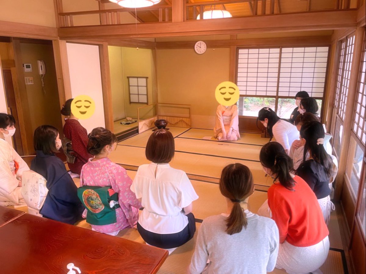 g_leaf5663's tweet photo. 午前の部は模擬お茶会形式のお稽古会。この日のためにそれぞれの役割を想定してお稽古に励んできた成果を発揮できました。 https://t.co/3EbF6rmNDr