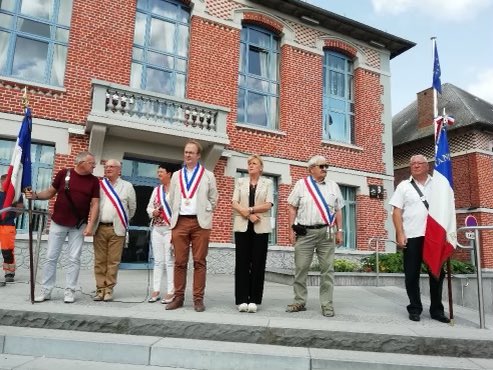 À l’appel de l'<a href="/l_amf/">AMF | Association des maires de France</a> , j’étais ce midi aux côtés de <a href="/BrunoVandeville/">VANDEVILLE Bruno</a> Maire de #Arleux afin de témoigner notre solidarité suite aux événements de ces derniers jours 
et affirmer notre attachement commun aux valeurs de la République.🇫🇷
L’ordre républicain doit être garanti