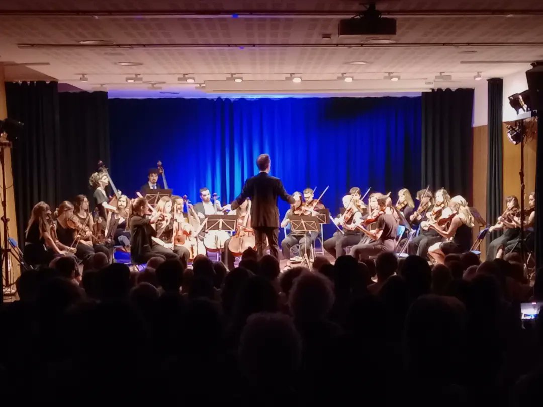 orquestraUPF's tweet photo. Records dels concerts del 2n programa de l'@orquestraupf dins del XIII Cicle de Concerts. Felicitats @quimferrermora, tot un veritable luxe compartí amb tu Teleman. Moltes gràcies a @culturaupf pel seguiment i suport . @UPFBarcelona @esmuccat @ParticipacioUPF @alumniUPF https://t.co/9okAdrbGuu