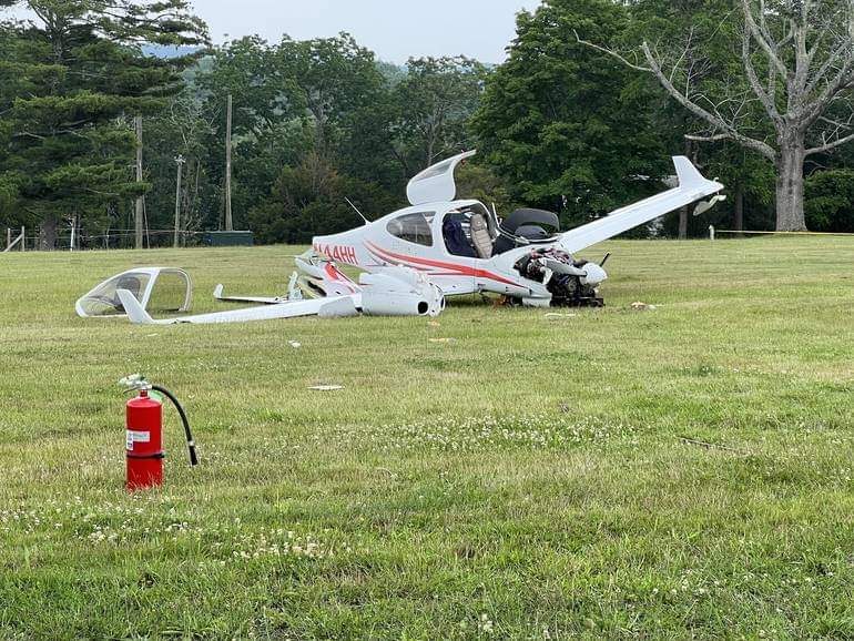 ivancp25's tweet image. #AccidenteAéreo de un avión #DA40NG #DiamondStar, que tuvo un fallo de motor y realizó un aterrizaje de emergencia en un campo próximo al Lago #Mohegan, en #WestchesterCount, #NewYork. El único ocupante y piloto a bordo, resultó herido leve. 29 de Junio de 2023.
