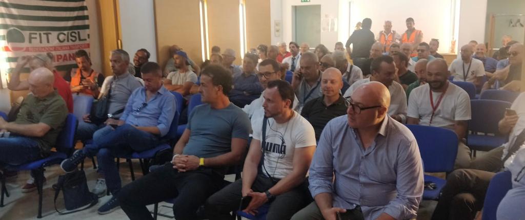 Verso sciopero nazionale 24 ore #15luglio handling aeroportuale si è tenuta oggi a Napoli Assemblea nazionale unitaria. 
Tanta partecipazione e numerosi interventi di lavoratrici e lavoratori a sostegno piattaforma contrattuale e rinnovo che sono alla base sciopero <a href="/fcuscito/">Fabrizio Cuscito</a>