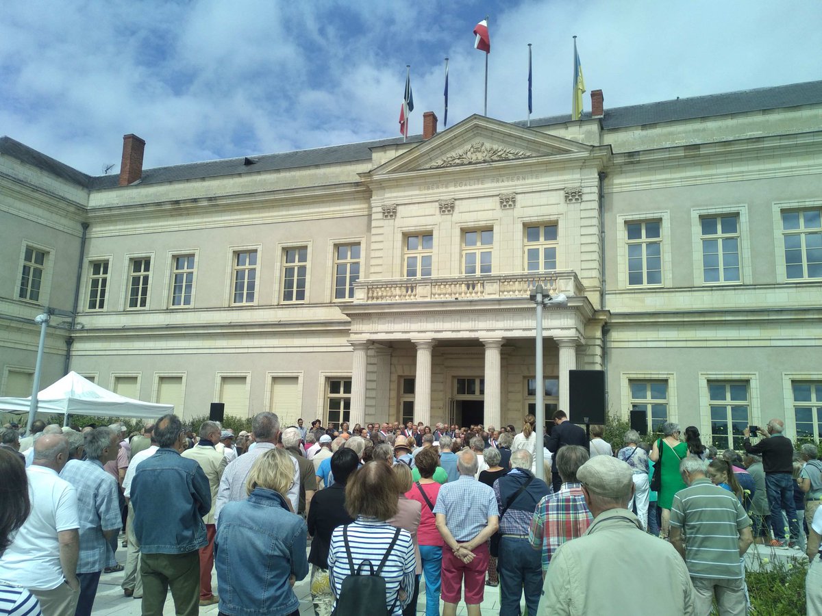 UNORanjou's tweet photo. Ce matin, à l'appel de l'asso des maires de France @l_amf et du maire d'Angers, ainsi que d'élus locaux et nationaux 🇨🇵
plusieurs membres de l'@UNORanjou #UNOR ont répondu spontanément à l'appel #républicain de #Soutien
à ceux qui s'impliquent pour nous représenter, nous protéger https://t.co/f9bJIIcQuE