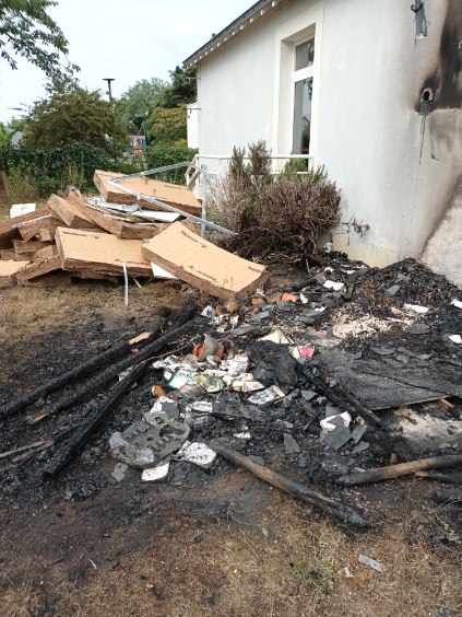 AToutMetier's tweet photo. Suite aux émeutes de samedi soir, les équipes d’ @AToutMetier sont à pied d’œuvre sur Belle-Beille #Angers pour évacuer et nettoyer le site incendié du P’tit Tati.
#icibarth #christophebechu #lafederationei #leseipdl #ChantierEcole #angers_aldev #RSE #association #ESS #insertion https://t.co/MteUsUMNSw