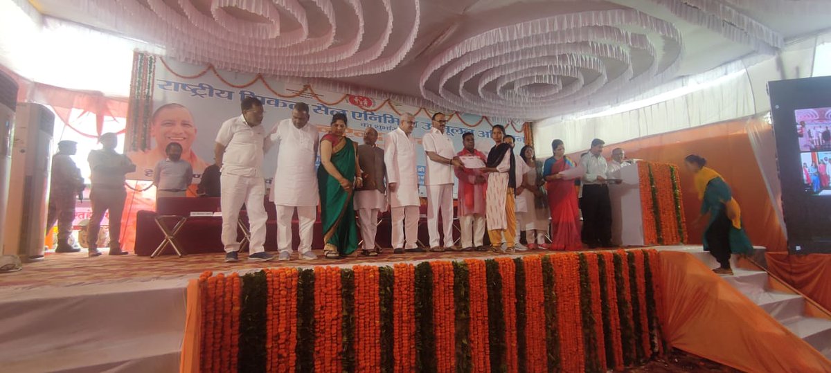 DMBahraich's tweet photo. मिहींपुरवा के कुड़वा में आयोजित कार्यक्रम के दौरान प्रदेश के मा. उप मुख्यमंत्री श्री ब्रजेश पाठक ने स्वास्थ्य राज्य मंत्री मयंकेश्वर शरण सिंह व अन्य जनप्रतिनिधियों के साथ थारू जनजाति के 27 लोगों को प्रदान किया सिकल सेल एनीमिया कार्ड। https://t.co/dk0jx66nPF
