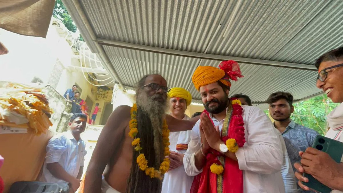 Yogendra_singhp's tweet photo. 📍 चका चक महादेव, देवड़ो का गुड़ा (आमेट) गुरु पूर्णिमा के शुभ अवसर पर संत श्री मनोहर दास जी महाराज के श्रीचरणों में नमन कर आशीर्वाद लिया।
.
.
.
.
.
.
.
.
.
#gurupurnima #guru #kadia #kumbhalgarh #kumbhalgarhpolitics #rajsamand #rajasthanpolitics #rajsamand #rajasthan #guruvar https://t.co/muduoR391l