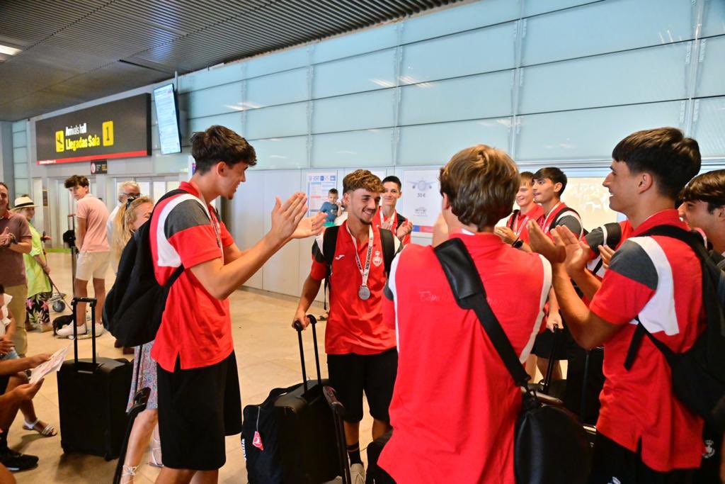 RFEBalonmano's tweet photo. 📸 Los #HispanosJuvenilesArena aterrizan en Barajas con la plata del EURO, y escoltados por las #GuerrerasJuvenilesArena que se quedaron a un paso de los metales. ¡El futuro apunta muy alto! 

#BalonmanoPlaya https://t.co/tWYkbZDszg