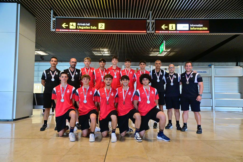 RFEBalonmano's tweet photo. 📸 Los #HispanosJuvenilesArena aterrizan en Barajas con la plata del EURO, y escoltados por las #GuerrerasJuvenilesArena que se quedaron a un paso de los metales. ¡El futuro apunta muy alto! 

#BalonmanoPlaya https://t.co/tWYkbZDszg