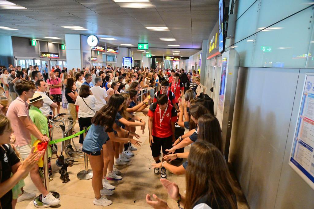 RFEBalonmano's tweet photo. 📸 Los #HispanosJuvenilesArena aterrizan en Barajas con la plata del EURO, y escoltados por las #GuerrerasJuvenilesArena que se quedaron a un paso de los metales. ¡El futuro apunta muy alto! 

#BalonmanoPlaya https://t.co/tWYkbZDszg