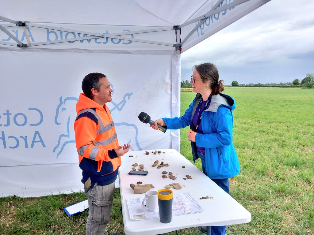 CotswoldArch's tweet photo. This morning @BBCOxford reporter Lilley joned us at #kelmscottdig to get the low down on what our excavations are finding! She interviewed the CA team, the @KelmscottManor team as well as our volunteers. The interviews should be released in 2-3 weeks so keep an ear out for that! https://t.co/nOg4kPRPKJ