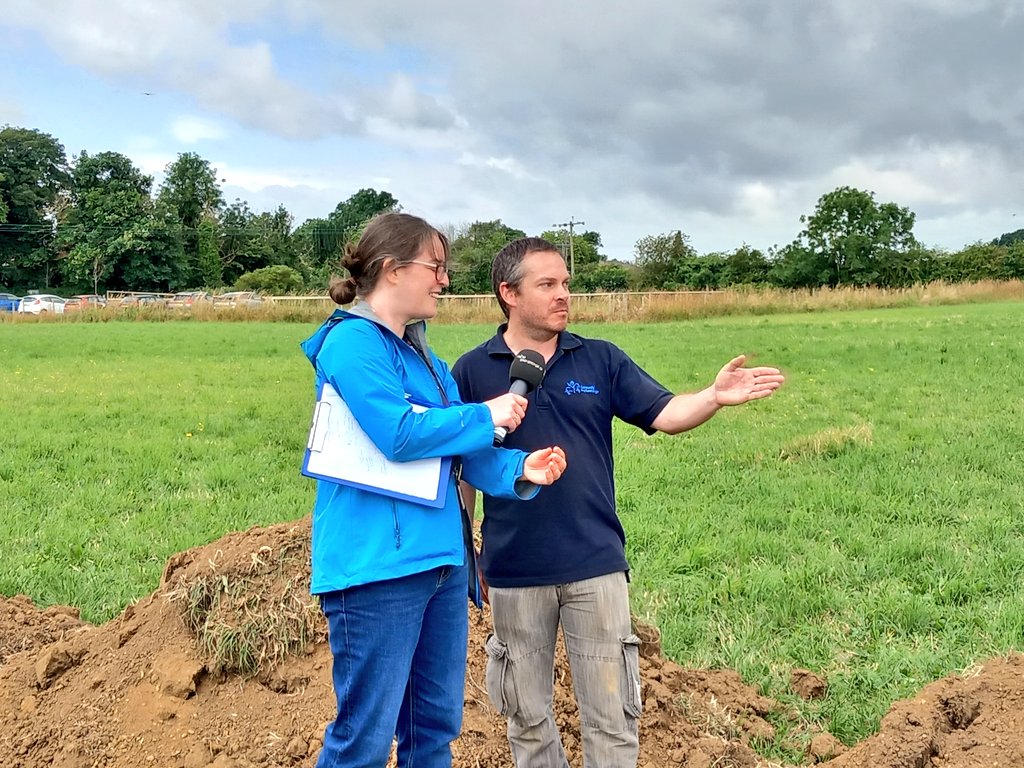 CotswoldArch's tweet photo. This morning @BBCOxford reporter Lilley joned us at #kelmscottdig to get the low down on what our excavations are finding! She interviewed the CA team, the @KelmscottManor team as well as our volunteers. The interviews should be released in 2-3 weeks so keep an ear out for that! https://t.co/nOg4kPRPKJ
