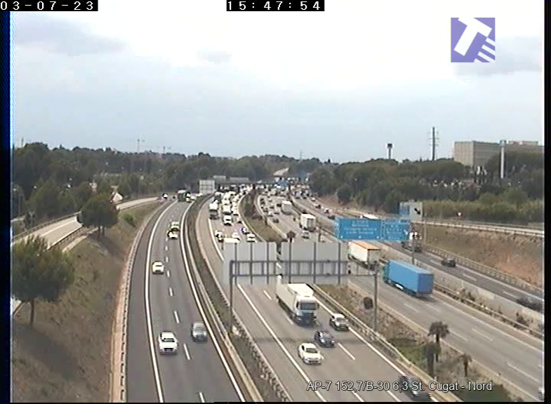 🔴 Ara a l'AP-7 hi ha 9 km de cua entre Sant Cugat i Barberà en sentit nord