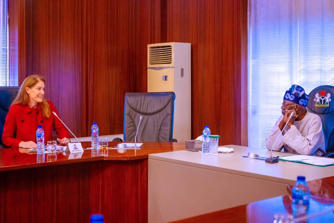 hamadyusuff's tweet photo. President Bola Ahmed Tinubu recieves in Audience a Delegation led by Ms Zoe Yunovic, the Global Upstream Director, Shell Petroleum Development Company on a Courtesy Visit. Mr Peter Costello, Osagie Okunbo, Mar De Jong joins Ms Zoe from Shell's Delegation. COS, @femigbaja, https://t.co/WAV7sdOdJa