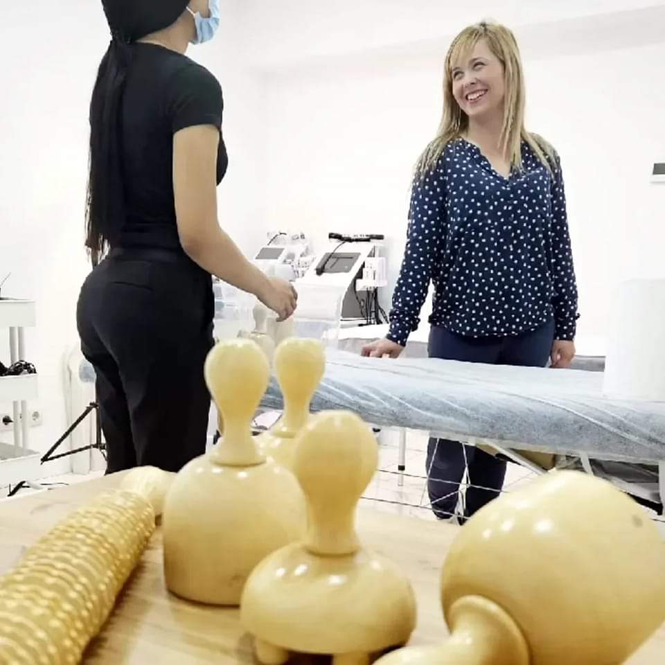 ¡Se acerca el verano! ¿Pensando en ponerte a punto?  La maderoterapia tonifica el cuerpo y mínima la retención de líquidos entre otros muchos beneficios. ¿Te gustaría probar? 🌺😉
bonjourmadameclou.com/maderoterapia-…
 #Maderoterapia 
 #maderoterapia #maderoterapiafacial