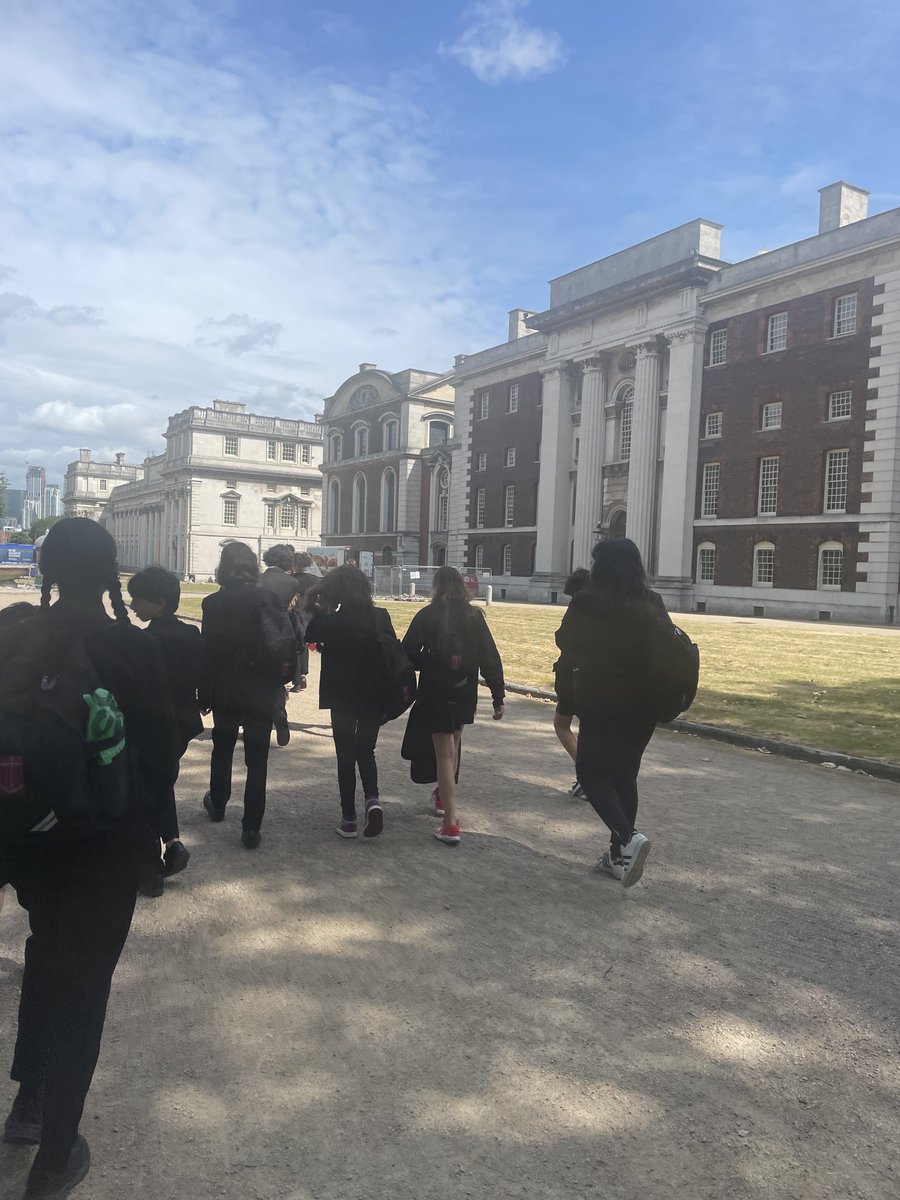 ChelseaAcadLib's tweet image. Students taking part of a tour of the campus at Greenwich University