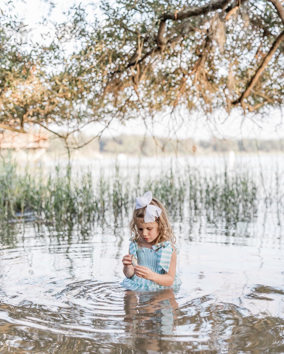 Family session photo magic happens when you knock out the posed shots first and then just let the kids play 😍 

#savannahfamilyphotographer #savannahphotographer #stpetefamilyphotographer #stpetephotographer