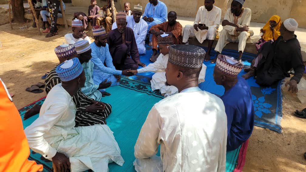 AbuKusada's tweet photo. #Mondayouting
I was in Kafinsoli today for a condolence visit to Dr. Abdullahi who loses his mother yesterday thereafter, I went to Kusada for another condolence to Malam Maharazu who loses his brother and Son yesterday. May their souls rest peacefully in Jannah amin. https://t.co/YVtExtHQa2
