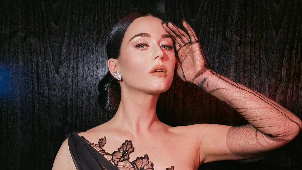 poptime's tweet photo. 🚨 Ex-funcionário da Pitchfork afirma que eles planejaram detonar a carreira musical de Katy Perry desde 2010:

“Na época, os superiores da Pitchfork decidiram que Katy Perry não era o suficiente. Eu era um pai adulto com um emprego de escritório, escrevendo sobre música para um site que não levaria Katy Perry a sério até que o momento de Katy Perry acabasse”.