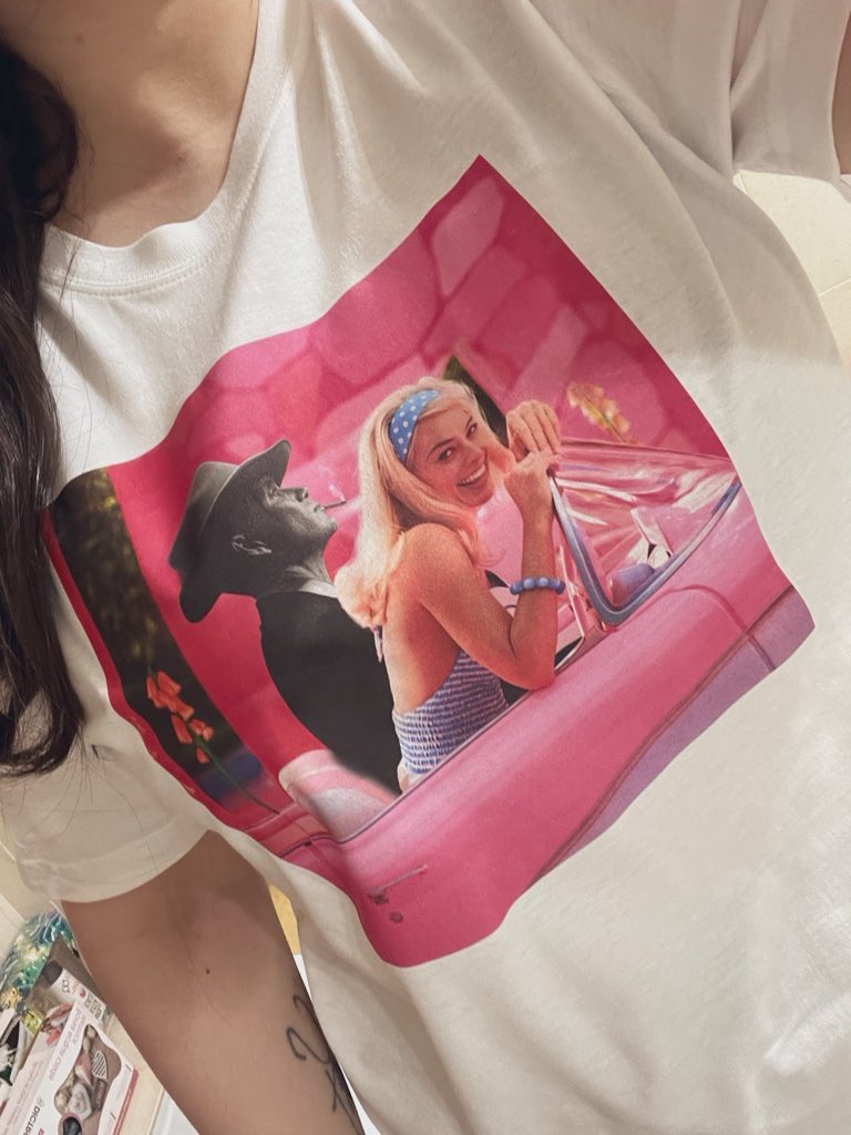 tuitipedia's tweet photo. En internet ha surgido un fenómeno curioso llamado #Barbenheimer en el que Barbie y Opoenheimer son la misma película. Hay hasta merchandising falso. https://t.co/IQr2CfDjDF