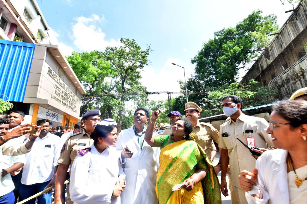 DrTamilisai4BJP's tweet photo. My visit was planned in response to several social media requests from patients,Citizens,Junior Drs,Alumnis of OGH  #SaveOsmaniaGH
Their Voice unheard since 2015  posing threats to lives of patients &amp; doctors &amp; Medicos due to falling roofs etc.Thank Judiciary for stepping in. https://t.co/OYjACnCmcA